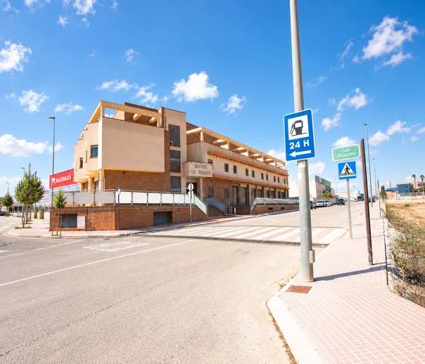 Fachada de Hotel La Torre desde la calle